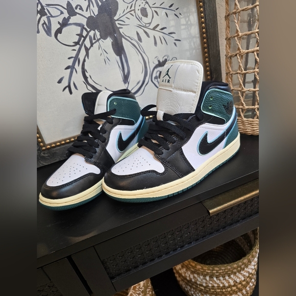 Nike Air Jordan Women’s 1 Mid SE Oxidized Green/white/light Dew/black  Size 6 - Picture 1 of 8